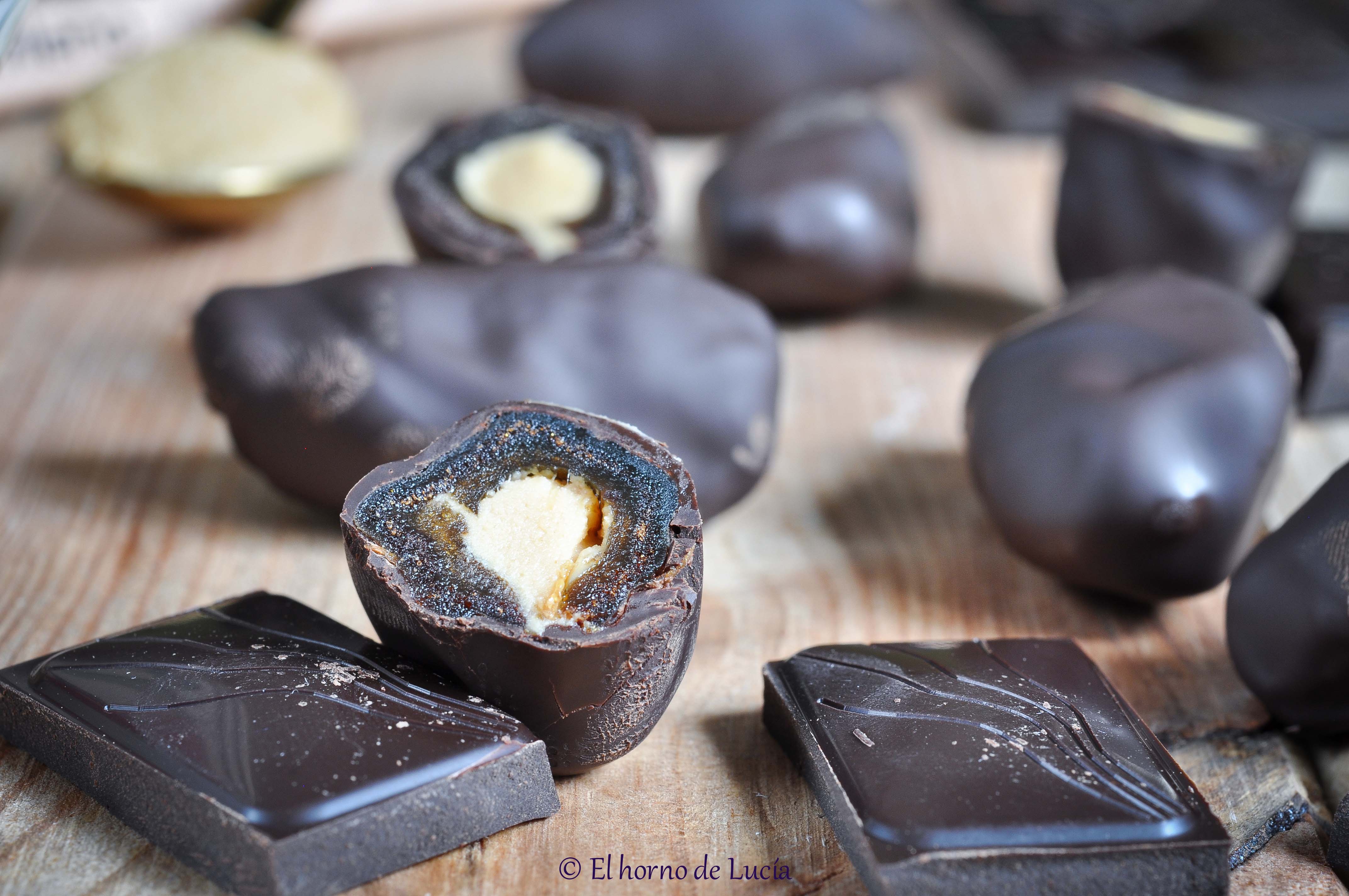 Bombones-de-chocolate-y-dátiles-rellenos-mantequilla-cacahuete