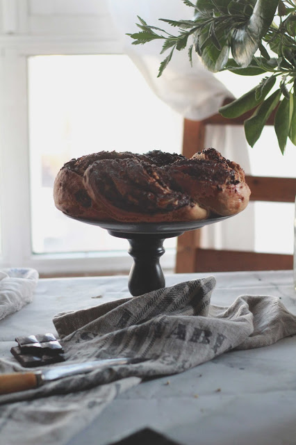 Brioche-de-chocolate-y-fresas--mesa