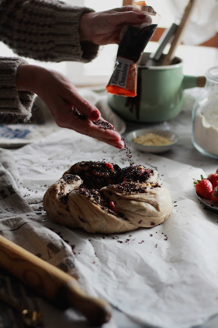 Brioche-de-chocolate-y-fresas---virutas-de-chocolate