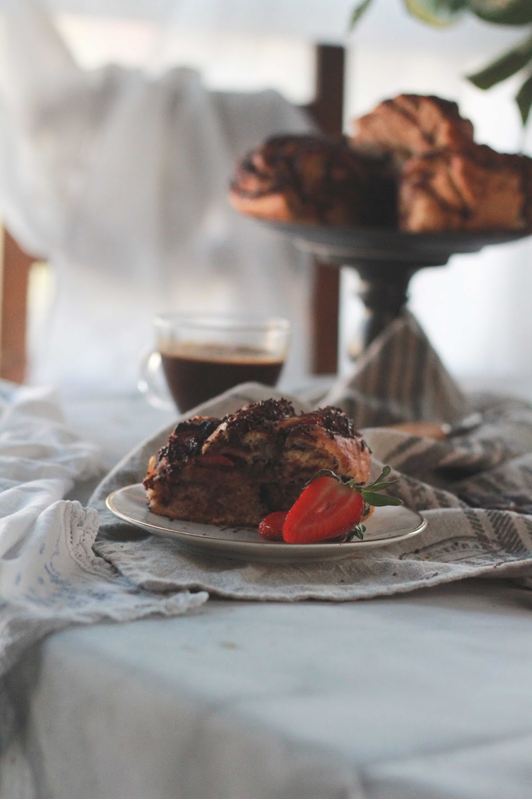 brioche-de-chocolate-y-fresas.-corte