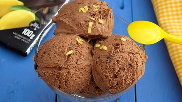 helado de chocolate negro y limón